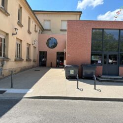 Salle des Fêtes entrée côté